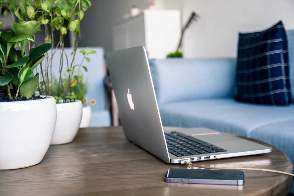 macbook-1093641_1280